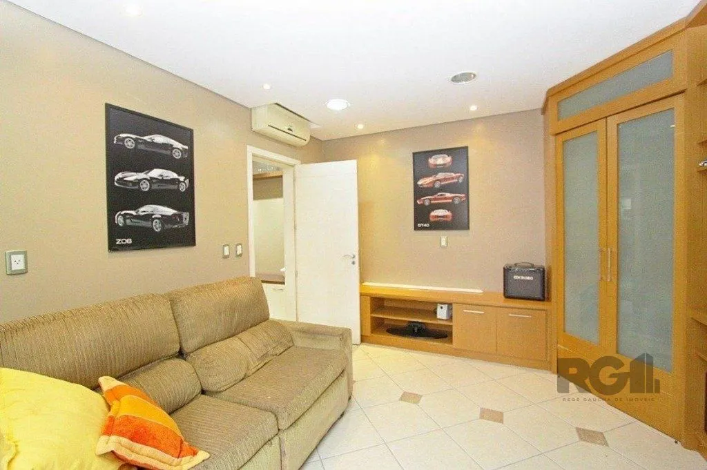 Imagem Excelente casa de 330m² com 3 dormitórios, piscina e 3 vagas.