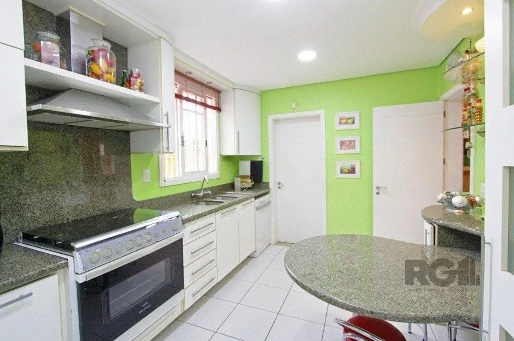 Imagem Excelente casa de 330m² com 3 dormitórios, piscina e 3 vagas.