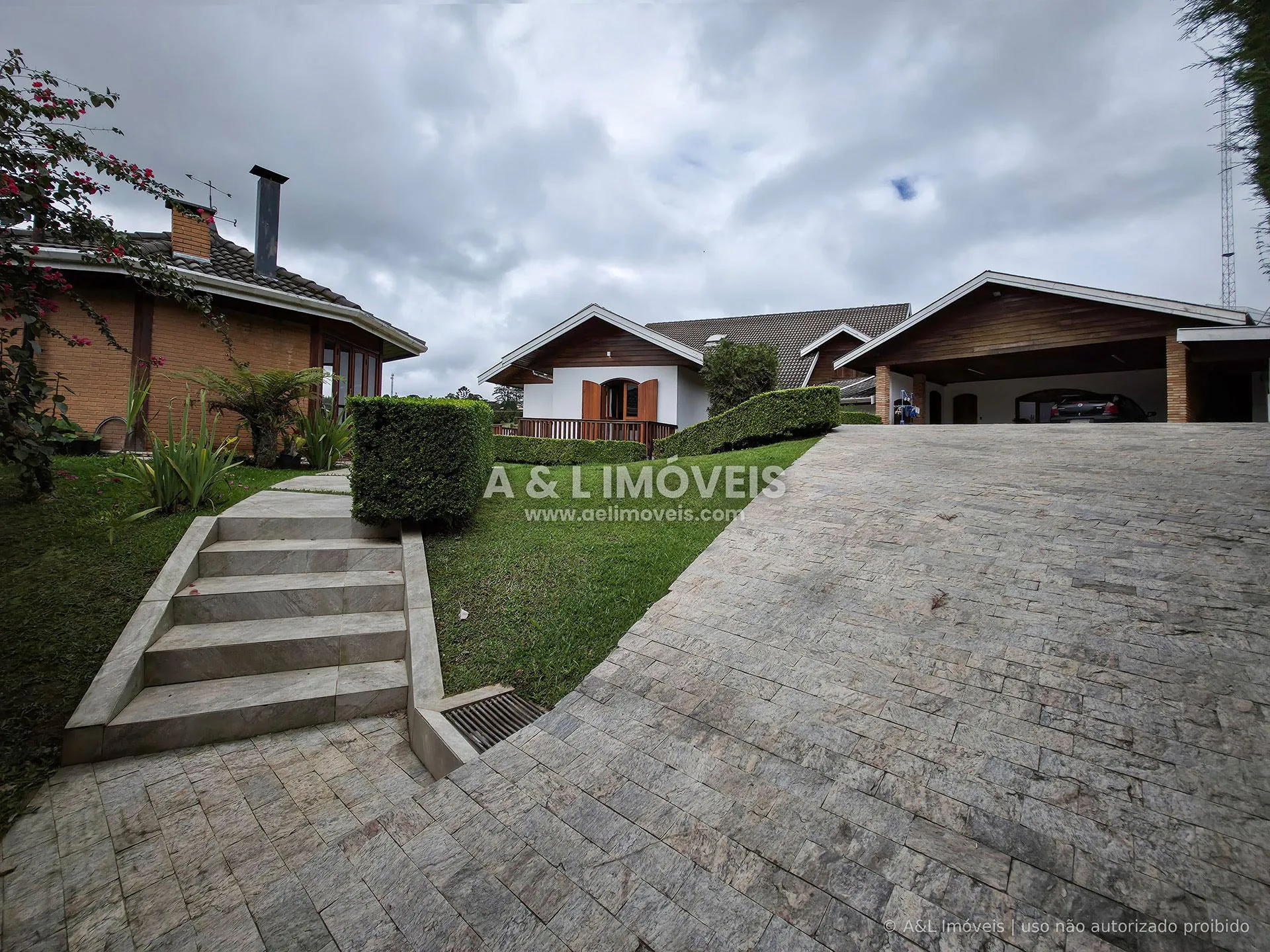 Imagem Casa com lareira, calefação e jardim no Alto do Capivari
