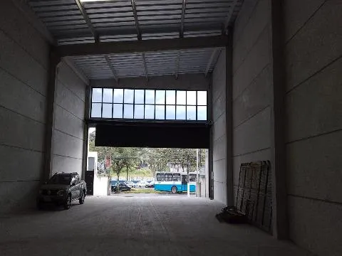 Imagem LOCAÇÃO DE GALPÃO COMERCIAL NO CENTRO DE ARUJÁ/SP, 700m² com mezanino, 5 banheiros sendo 1 acessível, 5 vagas e energia trifásica. CONSULTE-NOS.