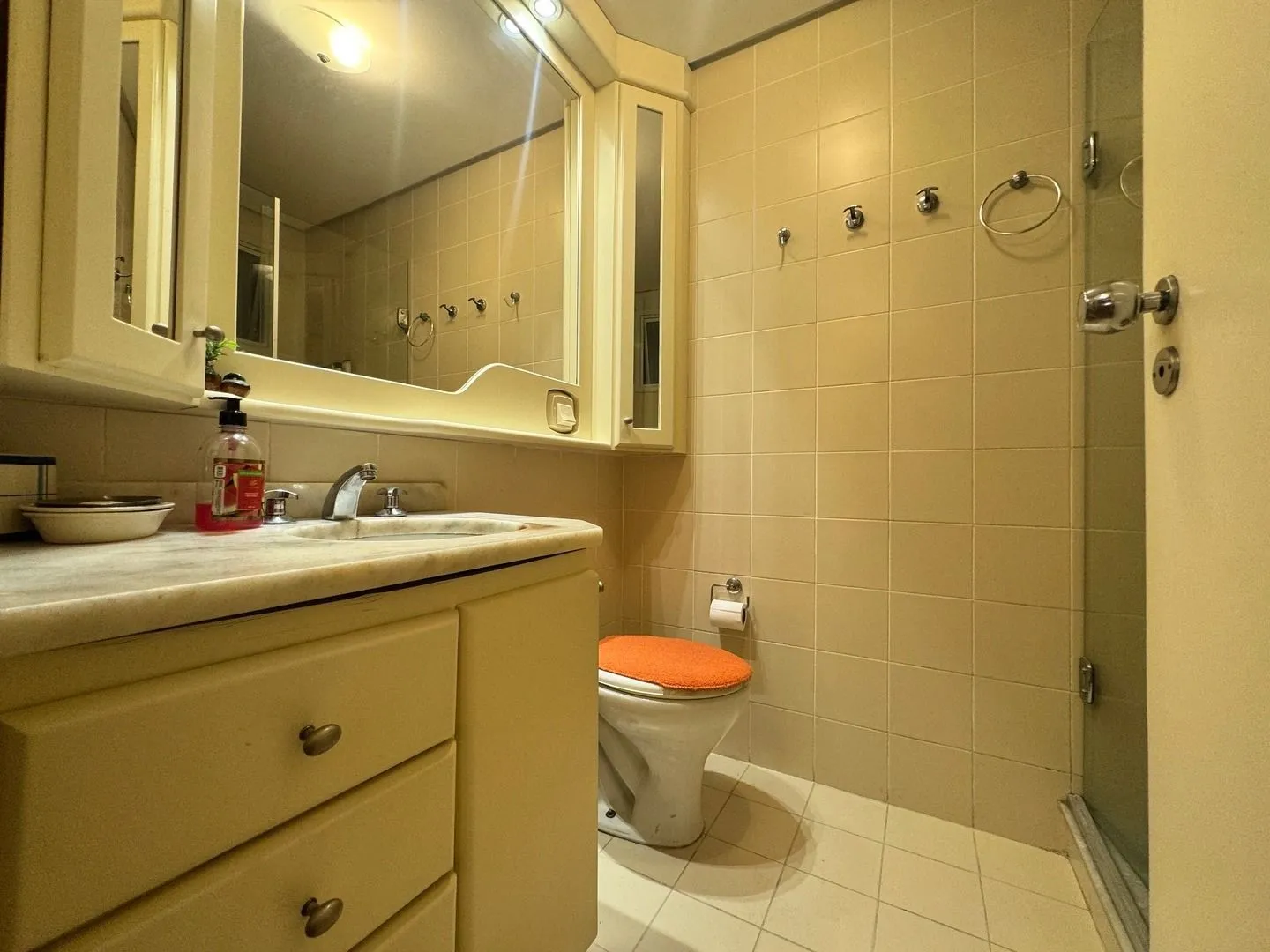 Imagem Apartamento dois dormitórios ( uma suíte) garagem/depósito Bairro Menino Deus