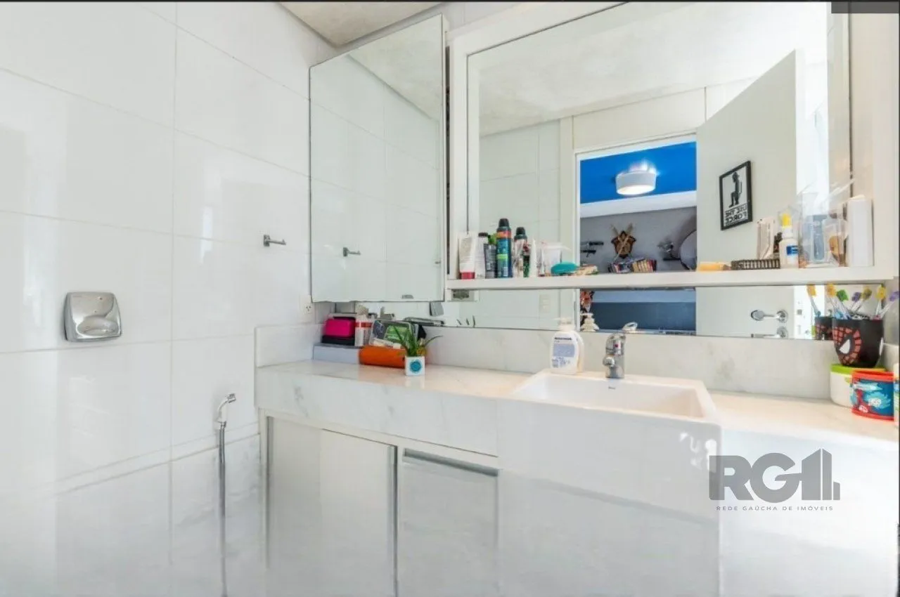 Imagem Casa no bairro Boa Vista em porto alegre com piscina, churrasqueira, lareira e garagem para 3 carros.