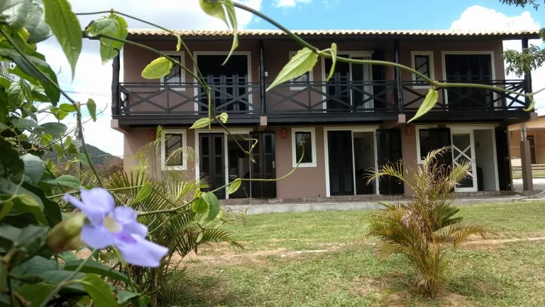 Imagem Pousada Comercial à Venda em Garopaba-SC: 3 Quartos, 4 Banheiros, 5 Vagas, 230m² - Não Perca!