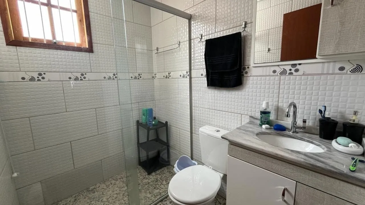 Imagem Casa de 4 dormitórios no bairro Santo Antônio, Porto Alegre