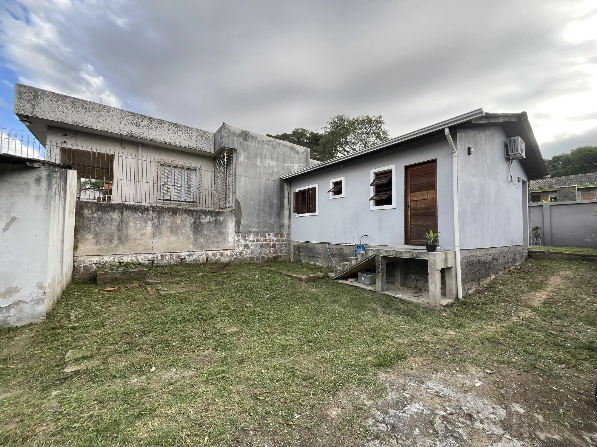 Imagem Casa com pátio grande semi-mobiliada no Bairro Camaquã.
