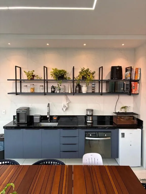 Imagem Casa de alto padrão no Alphaville com 5 suítes, espaço gourmet, home office, sala de TV e projeto moderno.