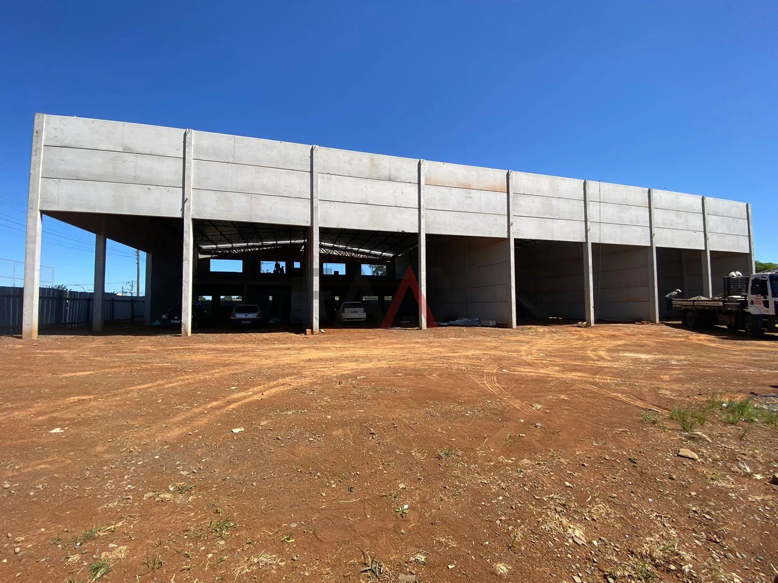 Imagem Sala comercial no Bonsucesso com amplo espaço de estacionamento sala tendo 300m
