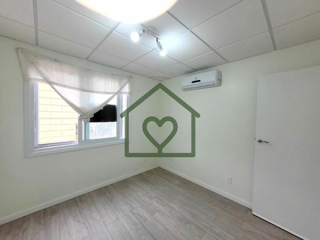 Imagem Apartamento totalmente reformado com 01 dormitório e 02 vagas de garagem próximo à PUC, bairro Ja...