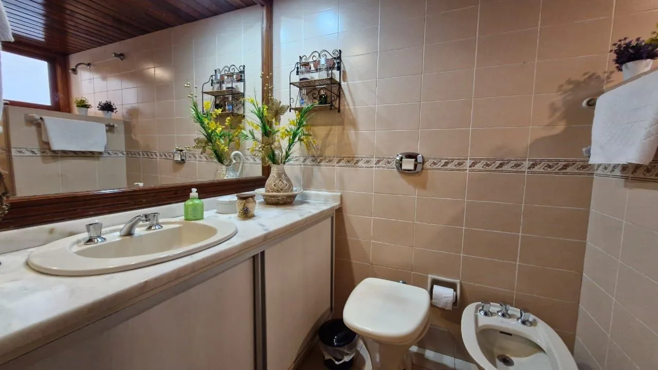 Imagem Casa de Cinema na Glória, com 500m² de área privada, 3 dormitórios, piscina, horta, lareira, elevador, gradeada 4 garagens