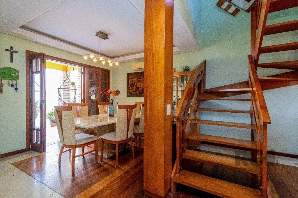 Imagem Casa de 4 dormitórios 304m² no bairro Jardim Lindóia