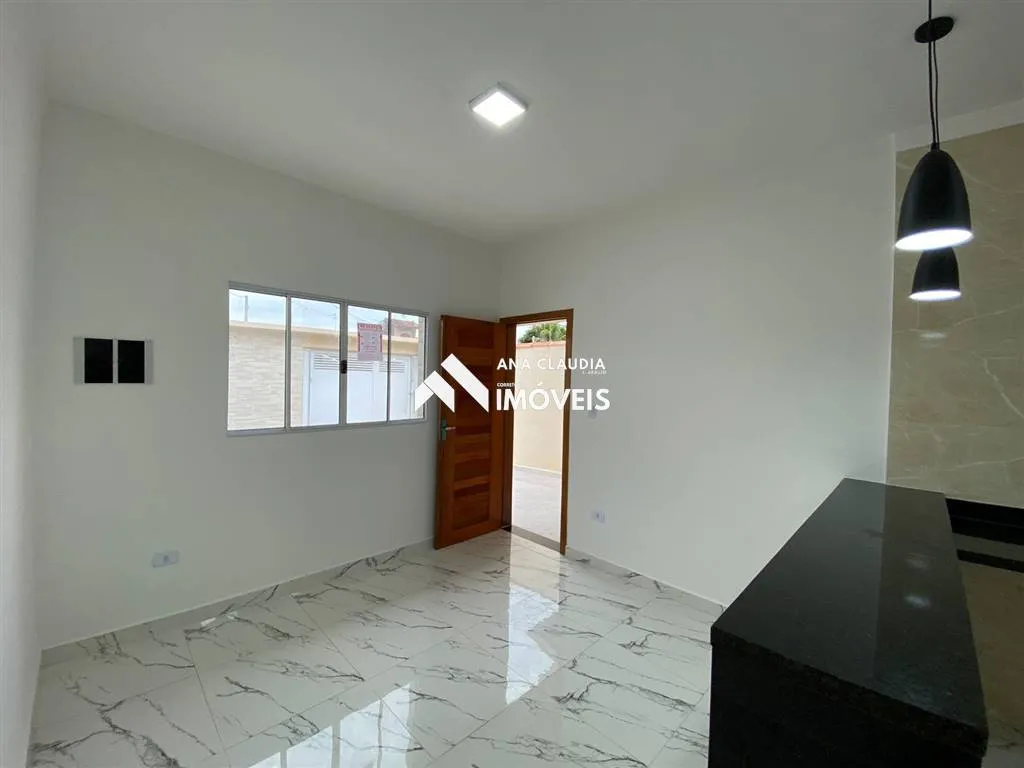Imagem Casa nova com piscina a venda em Mongaguá a 450 metros da praia, lado serra