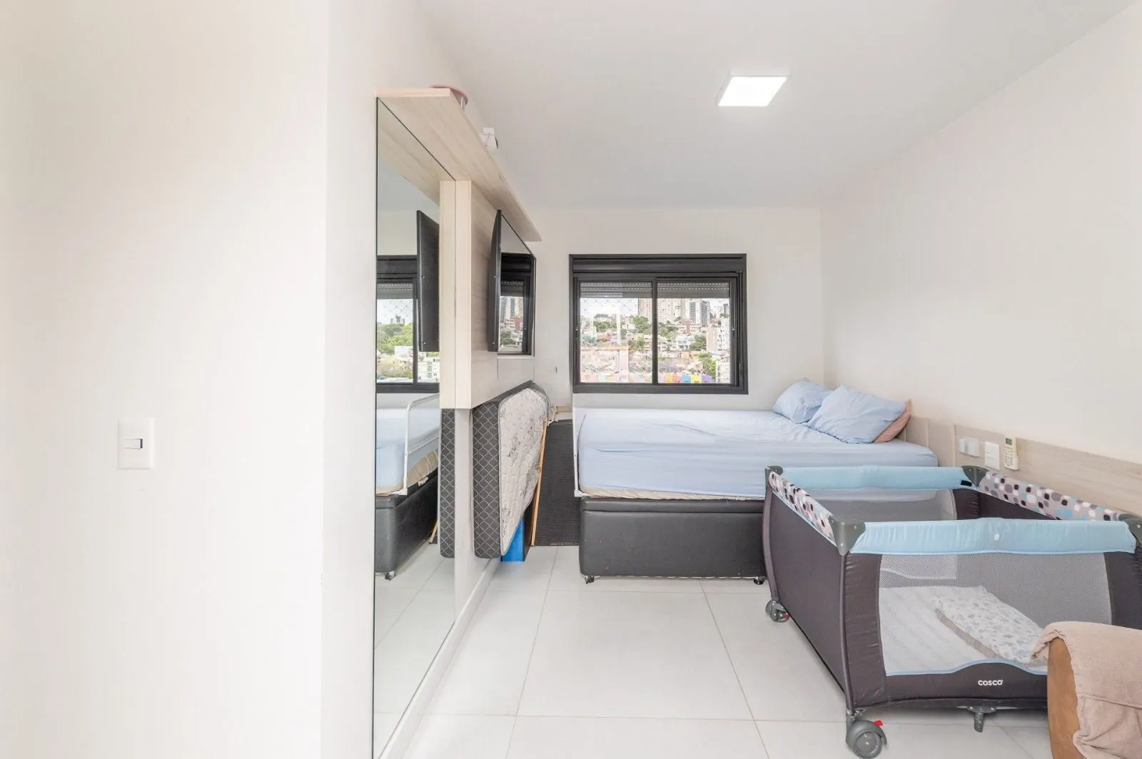 Imagem Yellow residence Apartamento de 2 Dormitórios Semimobiliado com 2 Vagas Próximo a Pucrs