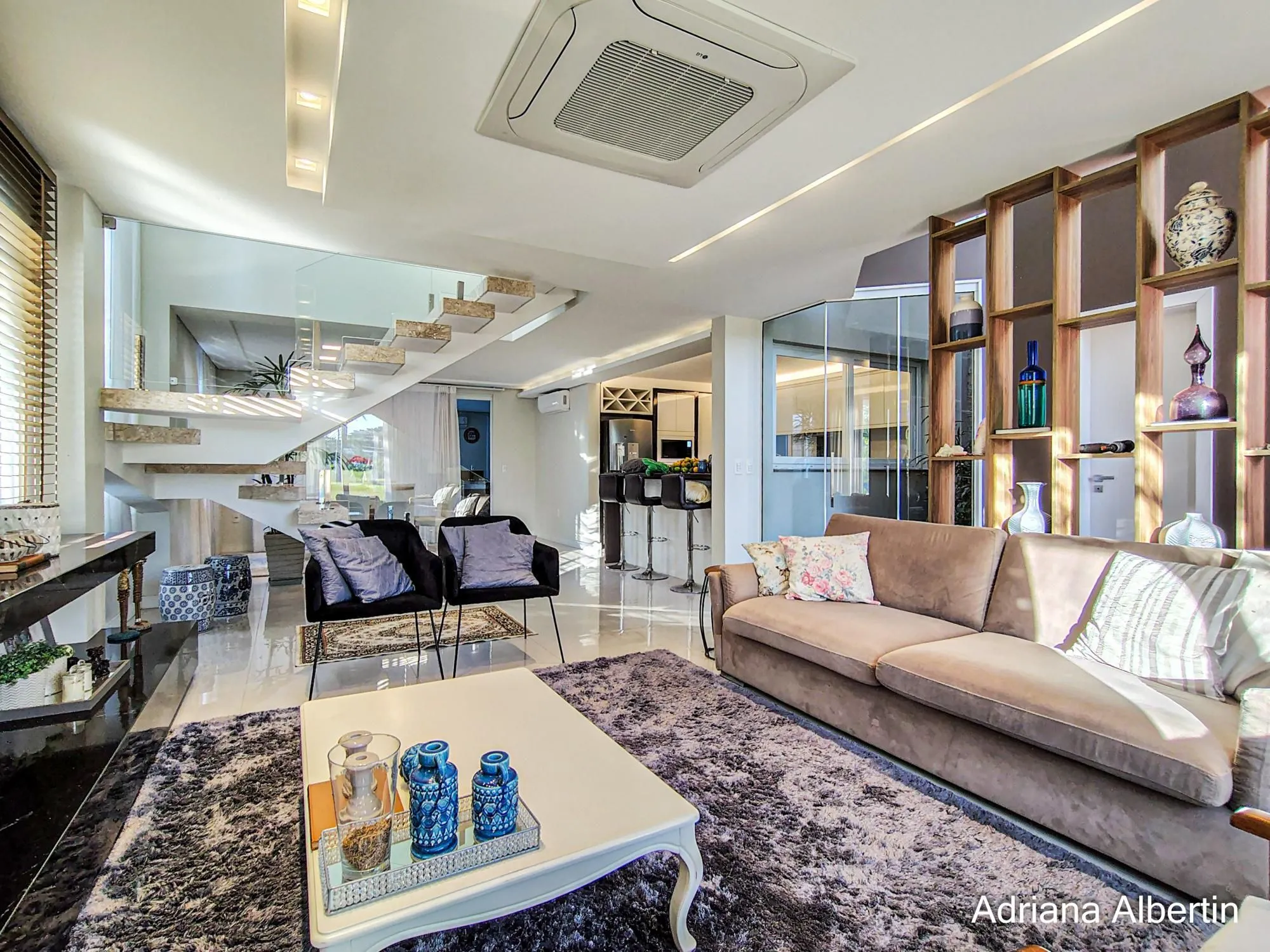 Imagem ALPHAVILLE PORTO ALEGRE | CASA COM FUNDOS PARA APP E ÁREA EXTERNA COMPLETA