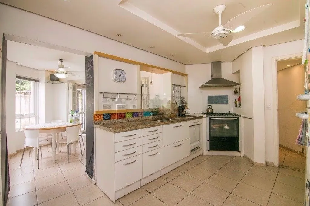 Imagem Casa de esquina com 6 dormitórios, 430m², piscina, 4 vagas