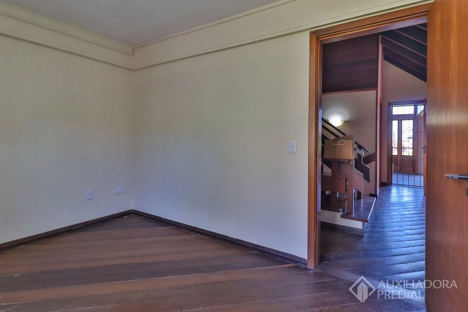 Imagem Excelente casa com 5 dormitórios no bairro Cristal