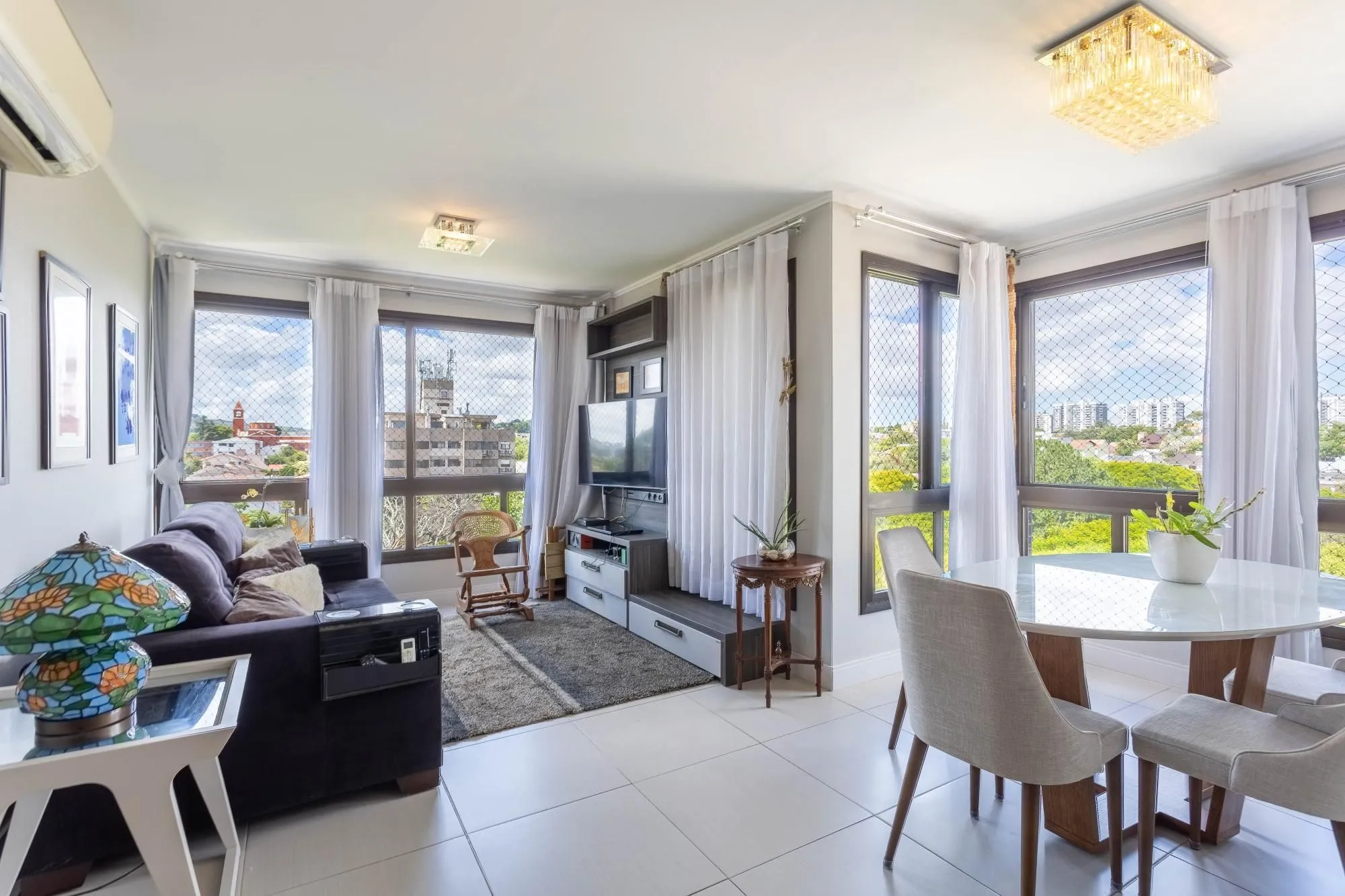 Imagem Apartamento à Venda com 2 Dormitórios (1 Suíte) e 2 Vagas Cobertas - Vila Ipiranga, Porto Alegre/RS