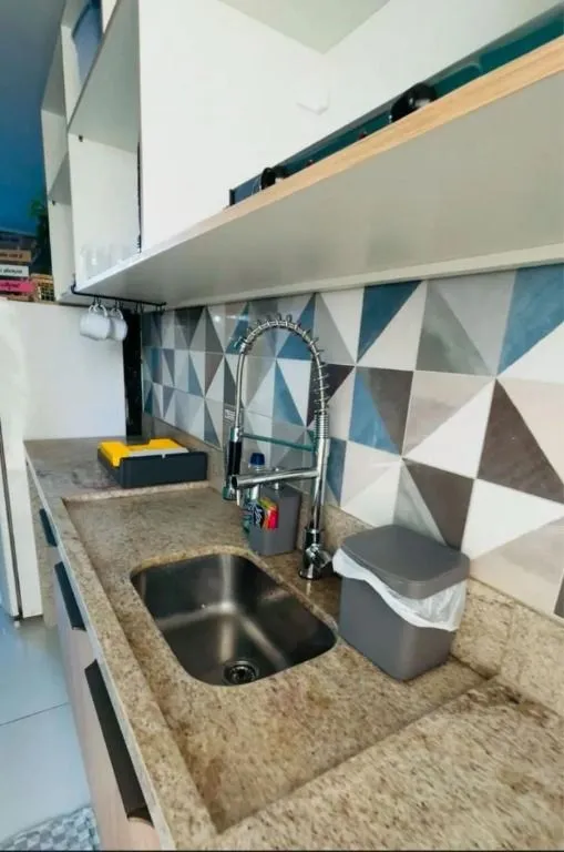 Imagem Flat mobiliado a 250 m do mar, pronto para locação por temporada, com piscina, elevador e condomínio fechado.