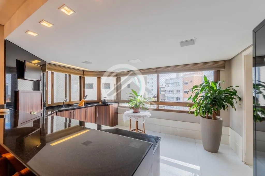 Imagem Apresentamos um sofisticado apartamento no bairro Petrópolis, com 266 m² de área privativa, ofere...