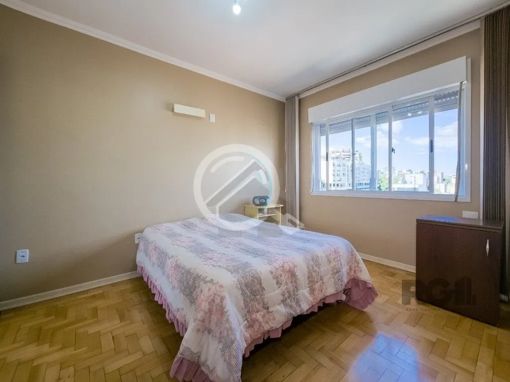 Imagem Descubra o charme de viver em Moinhos de Vento, Porto Alegre! Este apartamento moderno, localizado n...