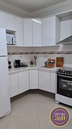Imagem Casa de Condomínio com 02 suítes com vaga de garagem na Vila Dalila