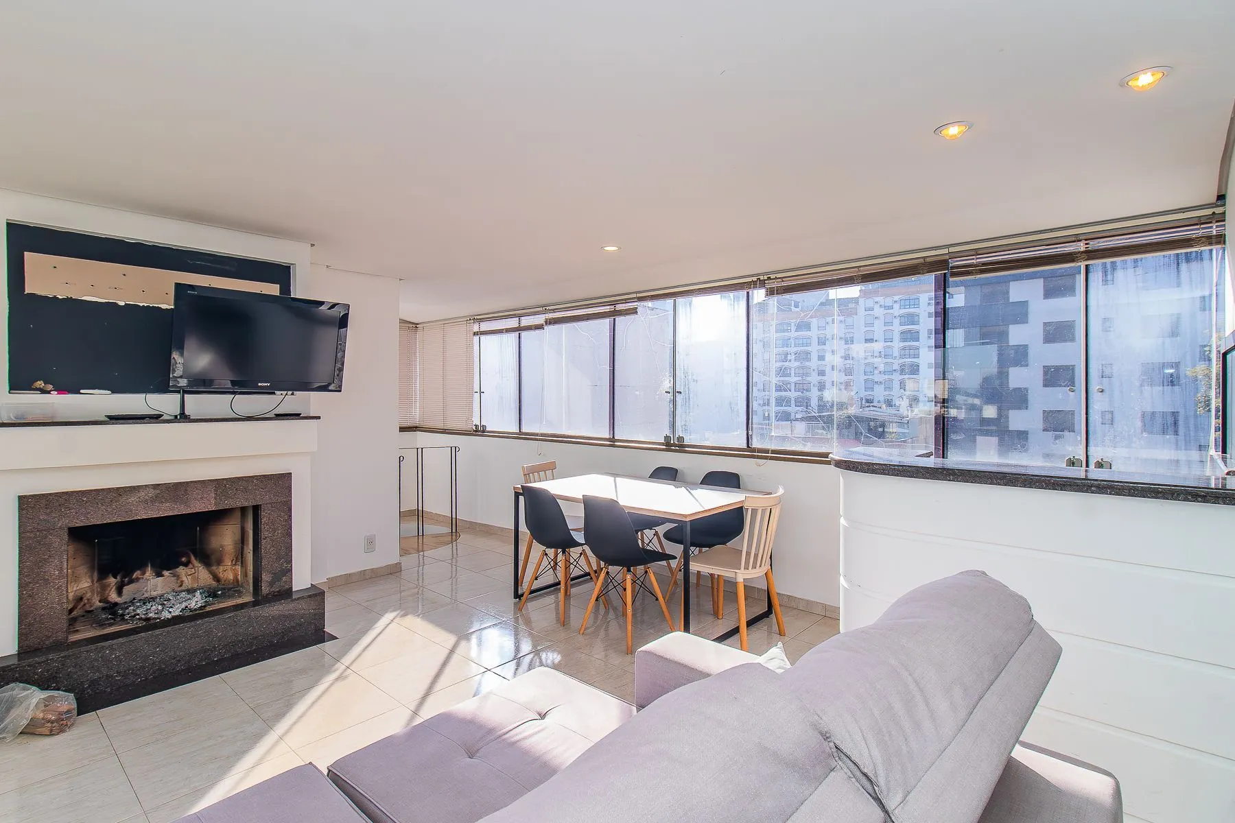 Imagem Amplo apartamento duplex com 2 dormitórios e 1 vaga de garagem.