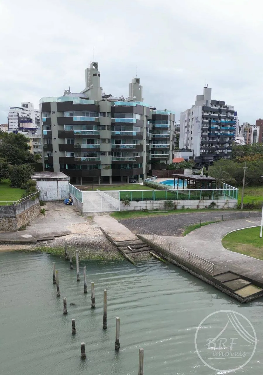 Imagem Apto. Alto Padrão em Coqueiros, Frente Mar com 4 Suítes e 300m² Privativos