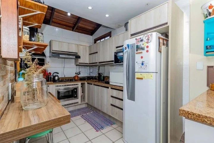 Imagem Casa de 3 dormitórios, em condomínio fechado na zona sul de Porto Alegre, com lareira, churrasqueira e vaga de garagem.