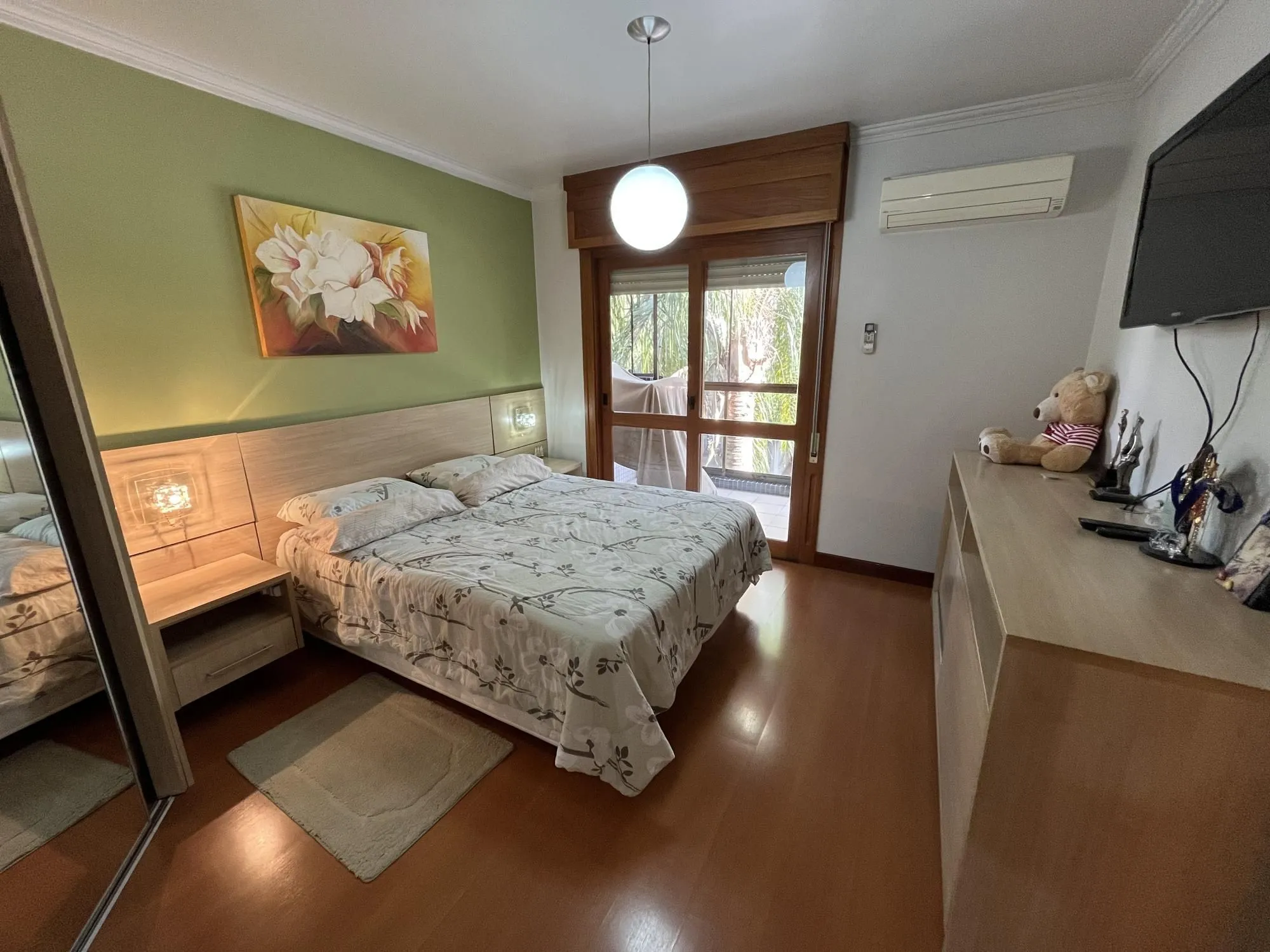 Imagem Apartamento de 3 quartos, suíte e 2 vagas de garagem no bairro Santana em POA