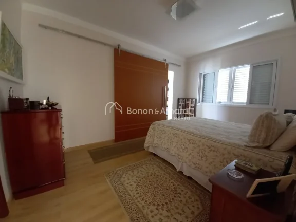 Imagem Lindo sobrado com 4 suítes, sendo uma master com jardim de inverno, outra no térreo, varanda. Espa...
