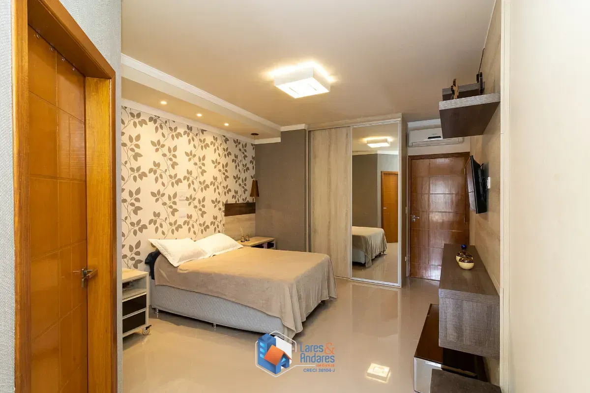 Imagem Sobrado para venda em Chácara Inglesa com 3 quartos, sendo 1 suíte, 364m²