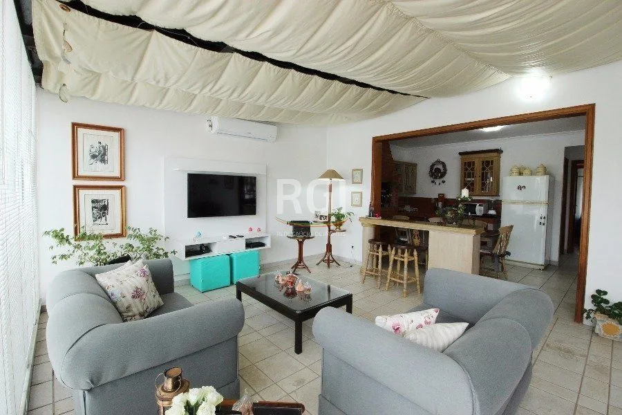 Imagem Casa para Venda - 280m², 3 dormitórios, 2 vagas - Petrópolis