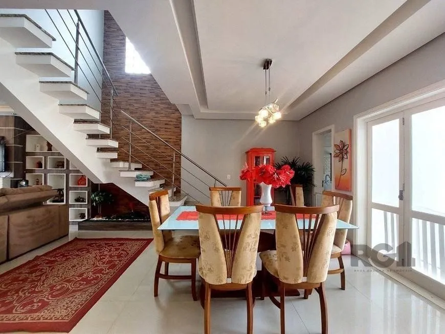 Imagem Excelente casa de 250m² com 3 dormitórios no bairro Sarandi.