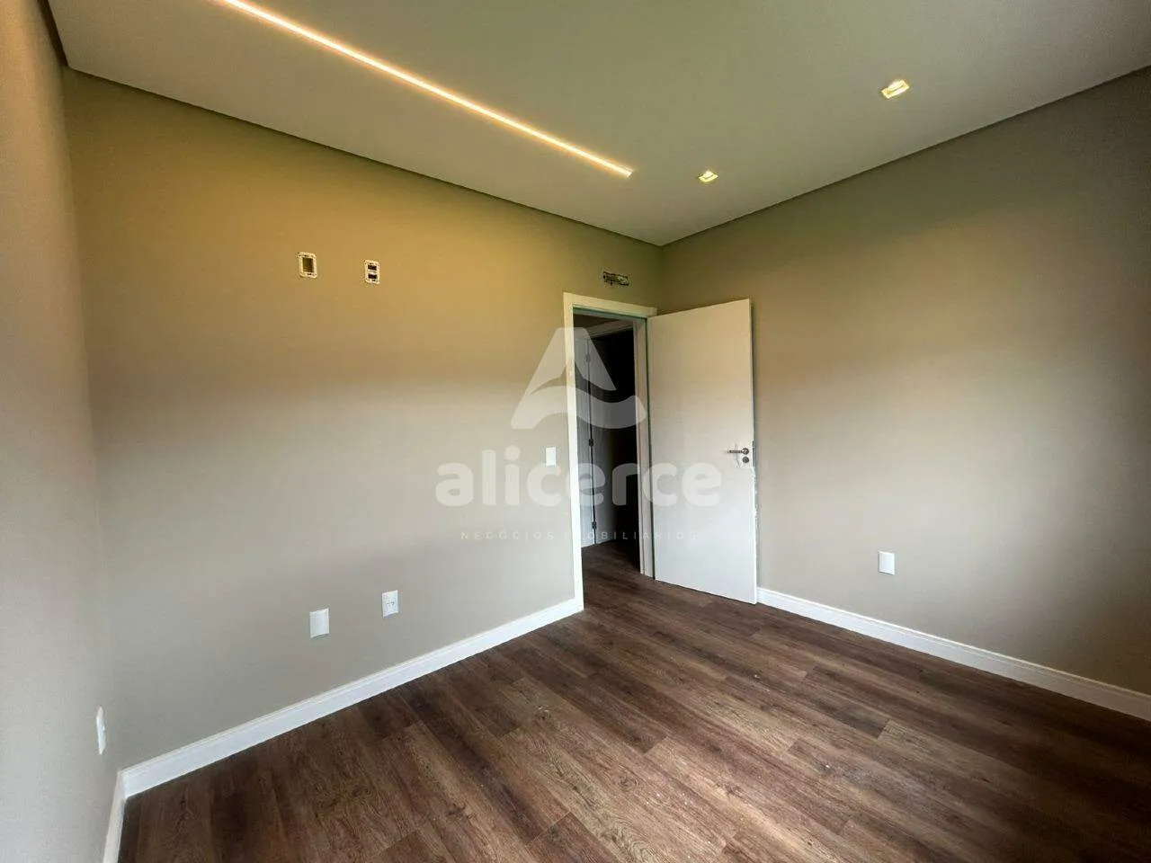 Imagem Casa Alto Padrão com 147m² - 3 Dormitórios I 1 Suíte I 2 Vagas de Garagem - Loteamento Vivendas dos Açores - Sertão do Maruim. São José/SC
