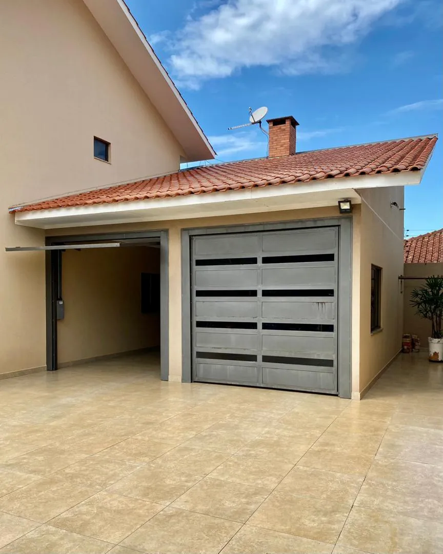 Imagem Sobrado semimobiliado com 4 vagas de garagem, churrasqueira e suíte em Cascavel, Bairro Neva - Venda