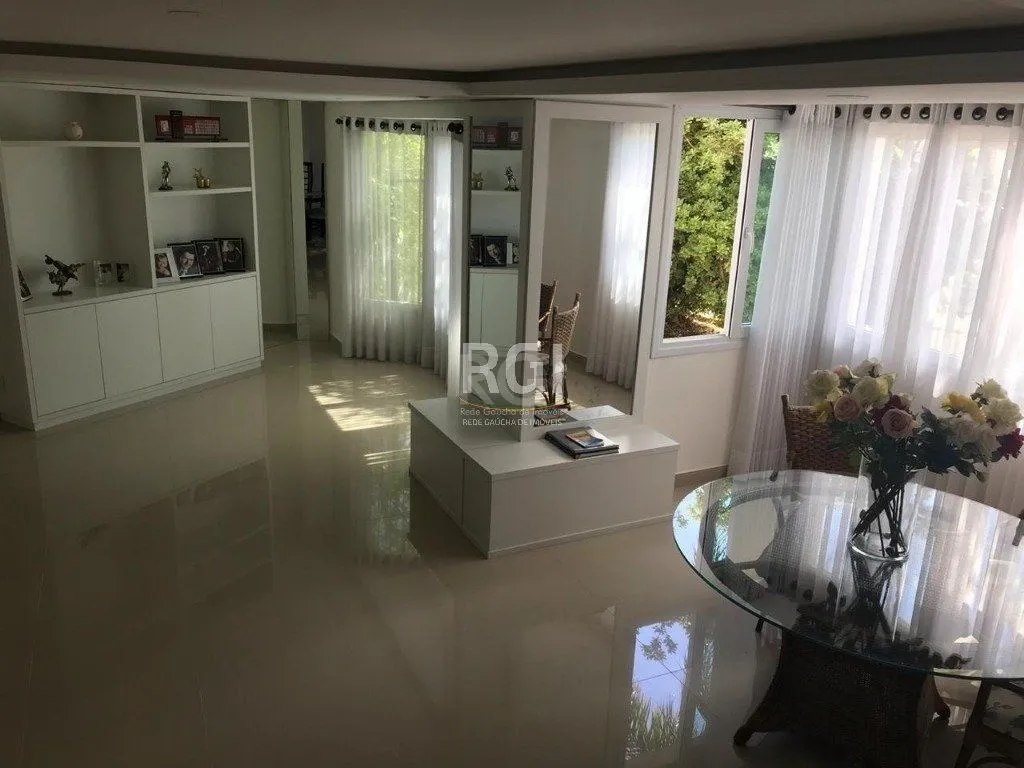 Imagem Casa para Venda - 319.25m², 6 dormitórios, sendo 4 suites, 3 vagas - Jardim Floresta
