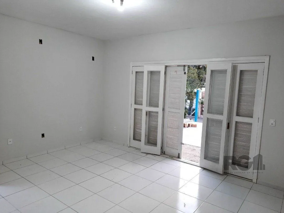 Imagem Oportunidade Imperdível: Prédio com 4 Apartamentos, Pátio e 2 Vagas de Garagem
