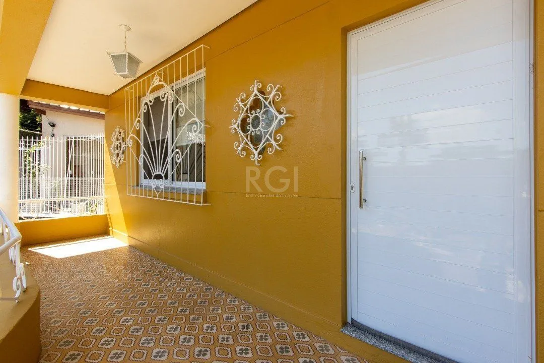 Imagem Sobrado à venda no Bairro Medianeira, reformado, 3 quartos, lareira, churrasqueira, 3 vagas