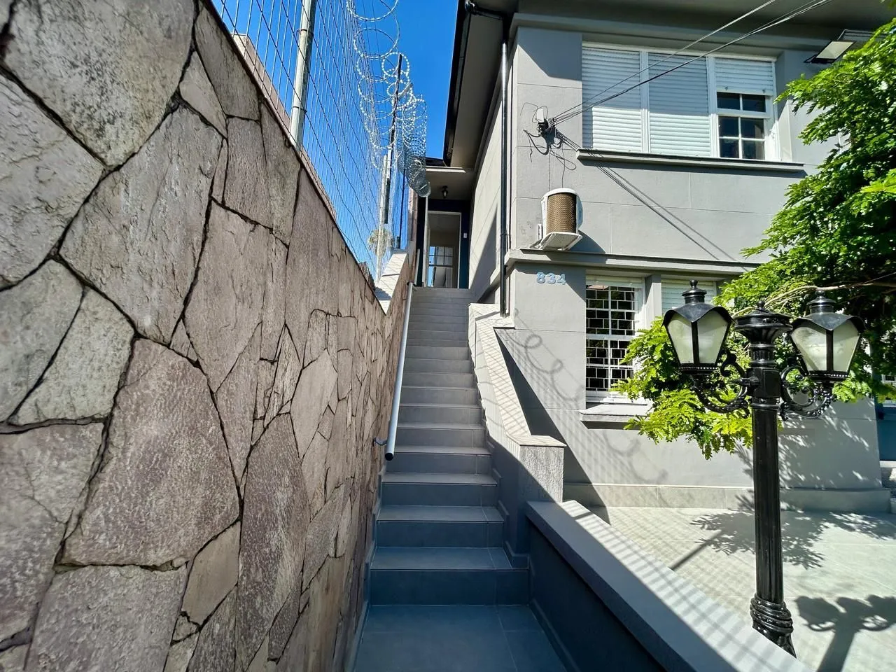 Imagem Casa 8 dormitórios, 5 banheiros e 6 vagas no Bairro São João Porto Alegre
