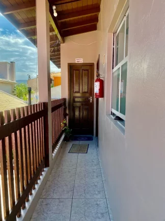 Imagem Oportunidade Única: Pousada Histórica à venda em Garopaba-SC, a 1 Quadra da Praia Central!