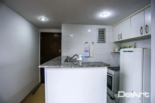 Imagem Stúdio residencial c/ sacada - 01 quadra do Shopping Curitiba - andar alto - 35,05m2 privativos - Semi-mobiliado - R$ 370.000,00.