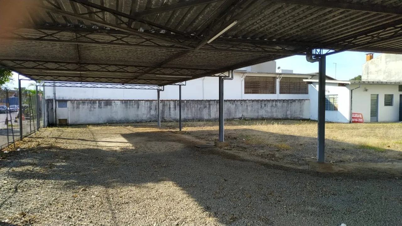 Imagem Terreno de Esquina em Avenida Movimentada com 700m², Ideal para Loja de Carros ou Estacionamento, Próximo ao Supermercado Rosalina