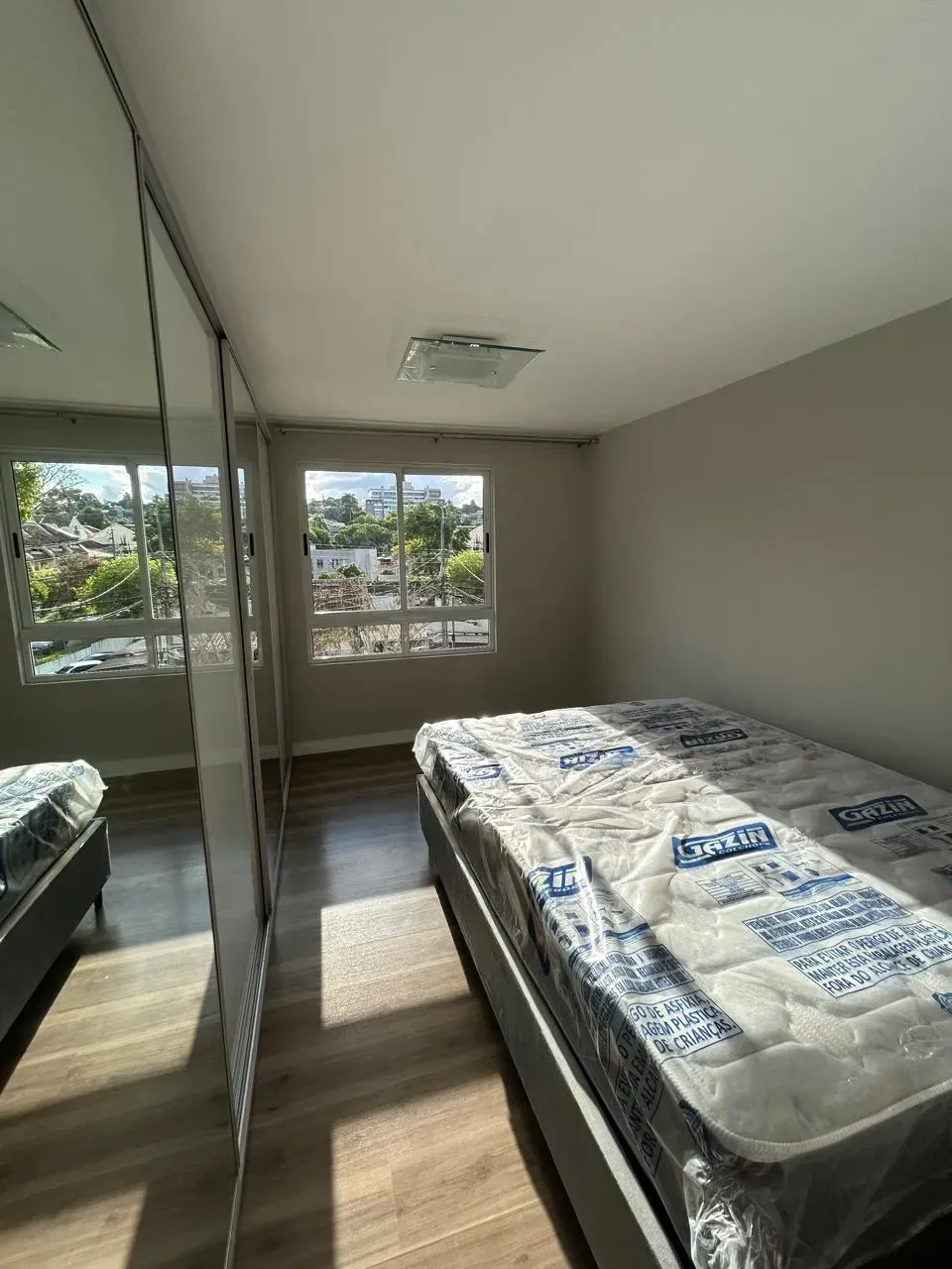 Imagem Sobrado com 3 Quartos à Venda, 118 metros em Mercês - Curitiba