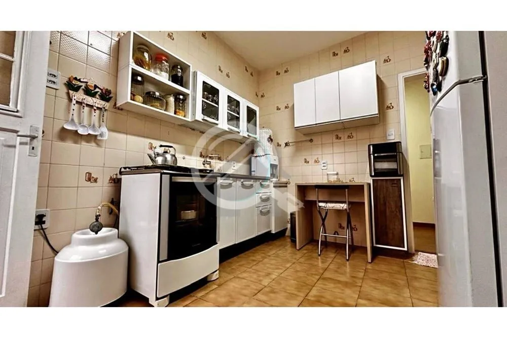 Imagem Amplo apartamento de 90m² de área, lateral, silencioso, possuindo 2 dormitórios, living / sala pa...