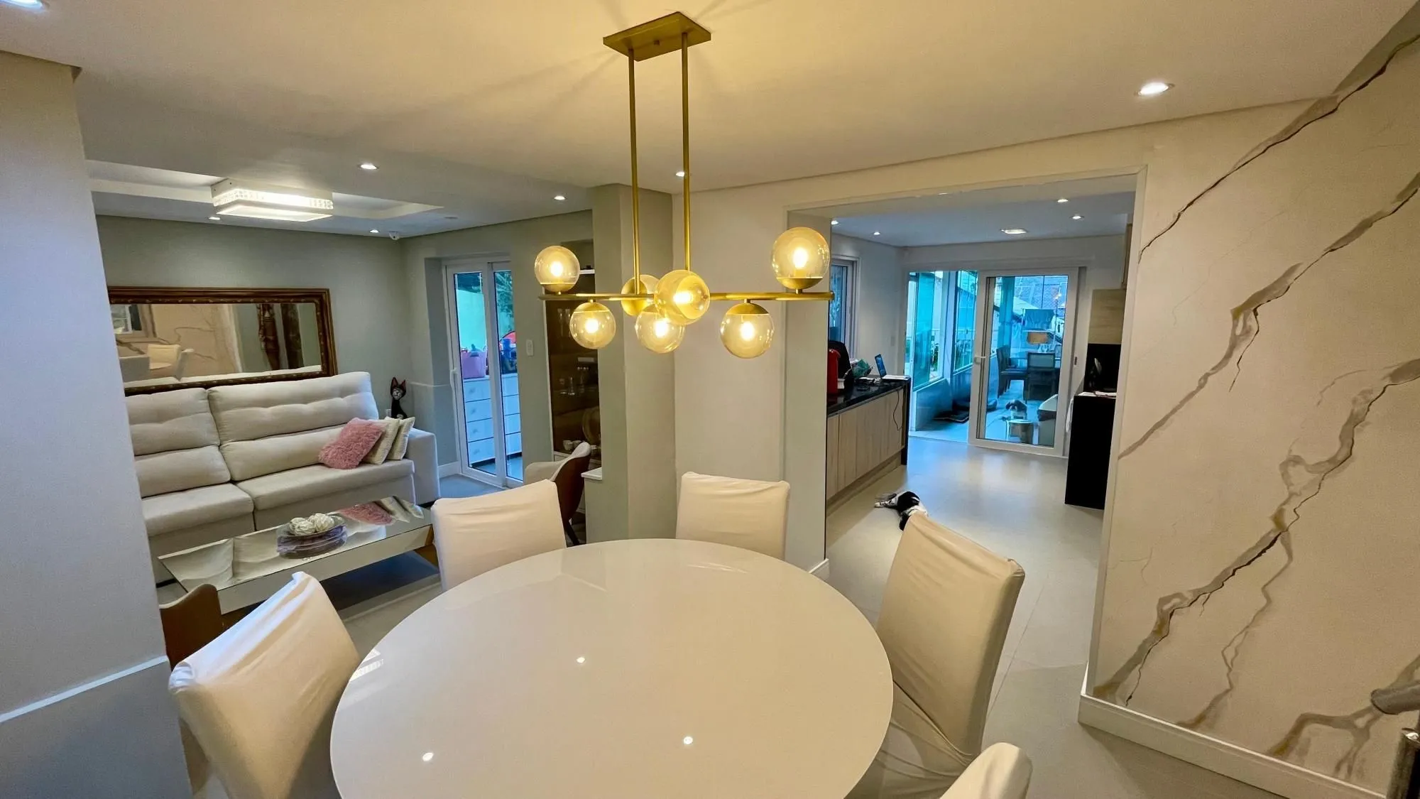 Imagem Casa térrea 100% mobiliada com 3 dormitórios, suíte, piscina e 3 vagas.
