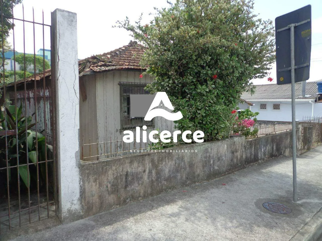 Imagem Terreno à venda com , 678m² em Barreiros São José
