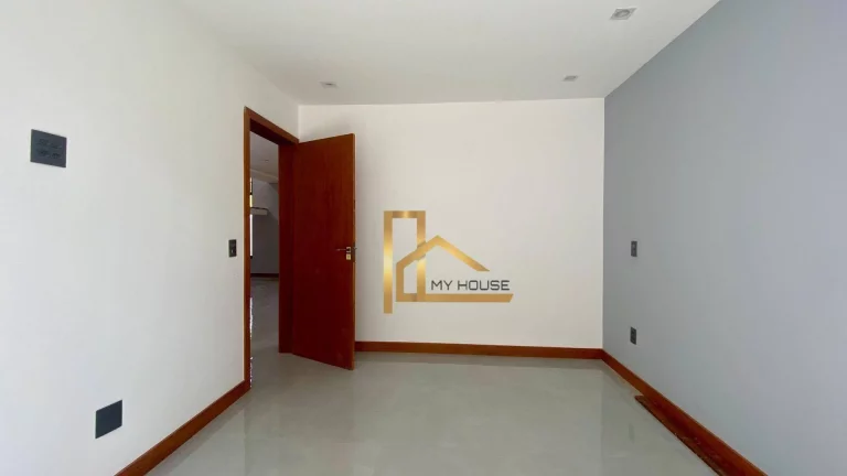 Imagem Casa com 4 Quartos, Nova e em Condomínio Clube a 15 Minutos do Centro de Teresópolis-RJ