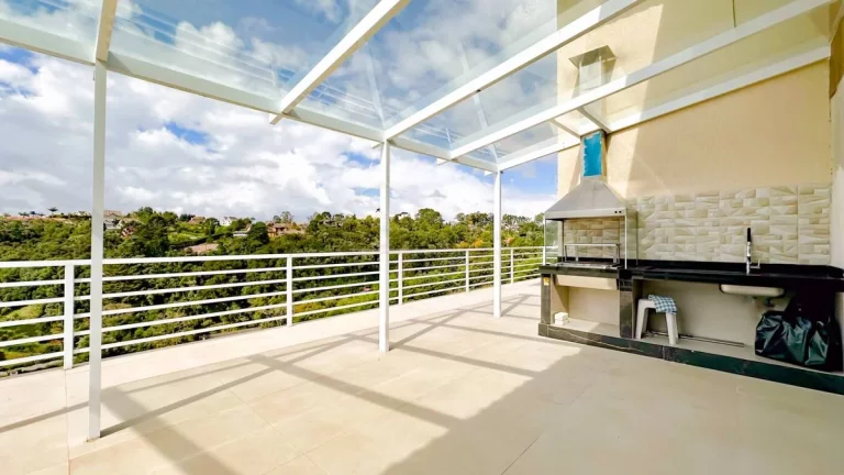 Imagem Residência com Arquitetura Imponente e Vista Permanente