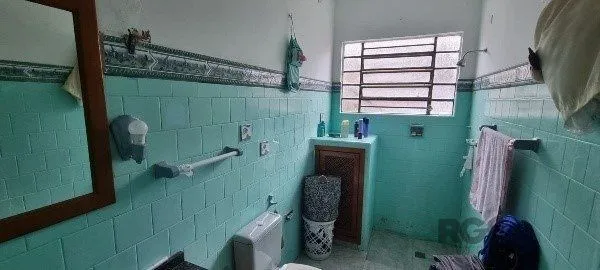 Imagem Vende-se ampla casa 6 quartos, 2 suítes, 5 vagas de garagem, churrasqueira e duas entradas individuais - 360m² - Chácara das Pedras