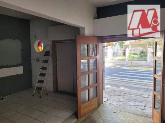 Imagem No bairro Bom Fim, prédio de 2 andares com pátio