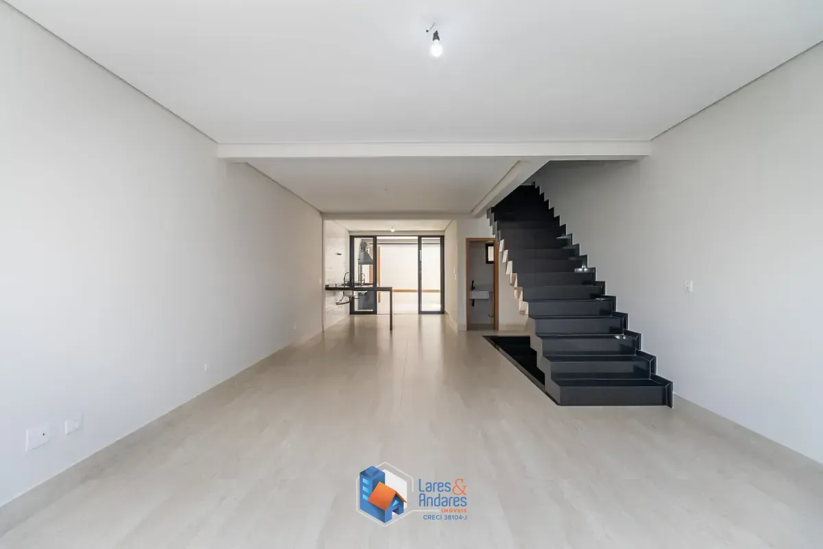 Imagem Sobrado para venda em Parque São Domingos com 3 quartos, sendo 3 suítes, 208m²